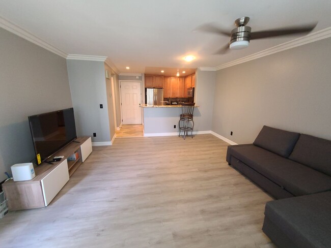 Building Photo - 1 bed 1 bath in UTC with great amenities P...