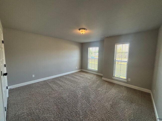 Building Photo - 4 Bedroom 3 Full bath Dream home located i...