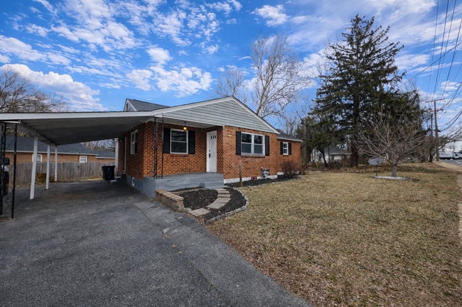 Building Photo - 8 W Chestnut Hill Rd