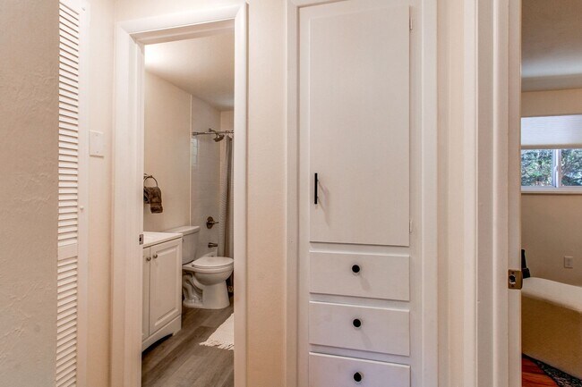 Building Photo - Charming 2BR Duplex in Lakewood by Crown H...