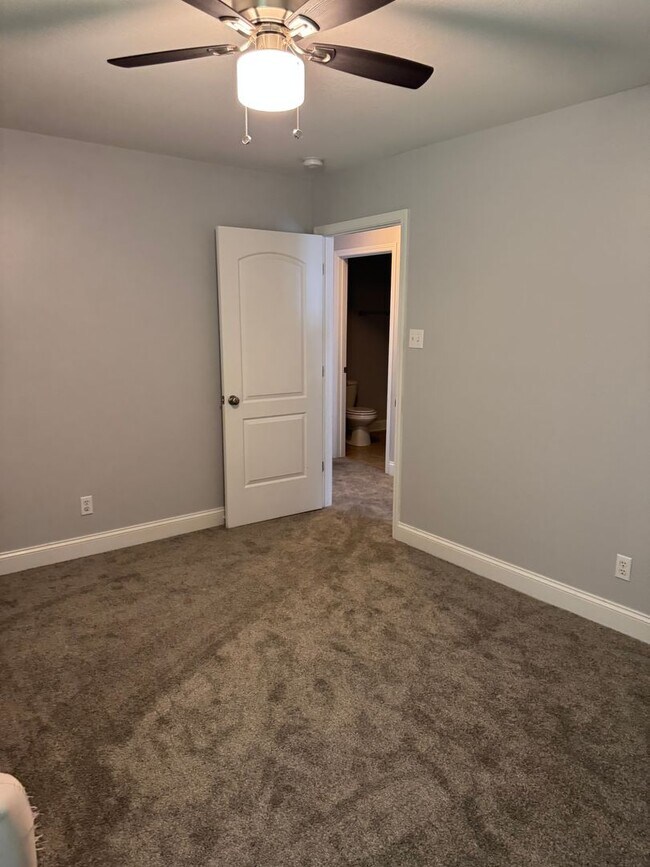 Building Photo - Maryville 37804 - 4-Bedroom, 2-Bath, 2-Story Condo - Contact Faye Hudson 865-789-3204