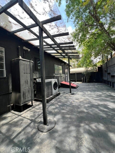 Building Photo - 9912 La Tuna Canyon Rd