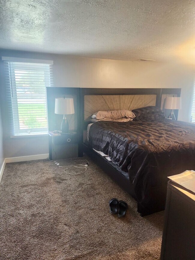 Building Photo - 4 Bed/2 Bathroom house in Farr West