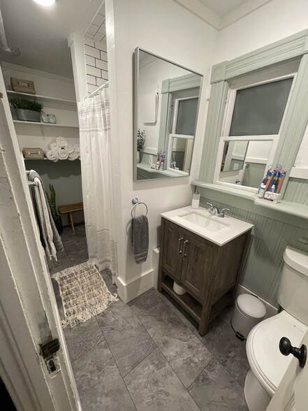 Bathroom - 18 Bradley St