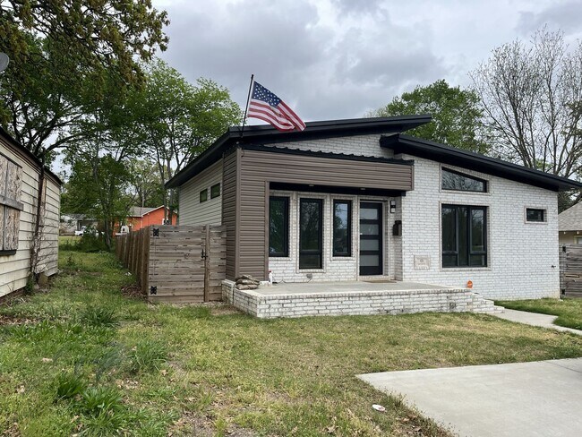 Building Photo - 606 E 23rd St