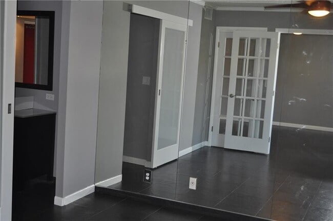 Building Photo - 615 NE 12th Ave