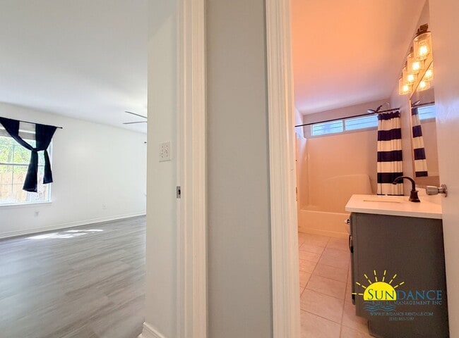 Building Photo - Spacious 4-Bedroom Cul-de-Sac Home Near Eglin AFB & Hurlburt Field!