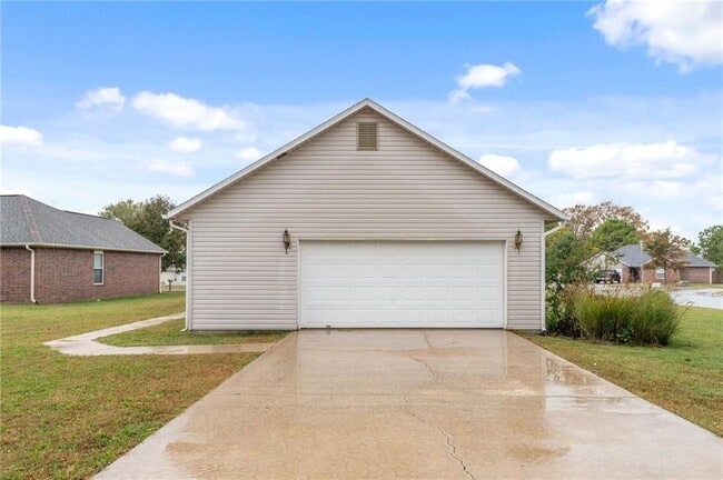 Building Photo - 1552 S Tally Ho Dr