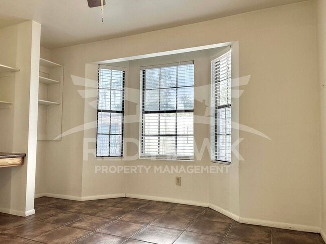 Building Photo - 820 W University Dr