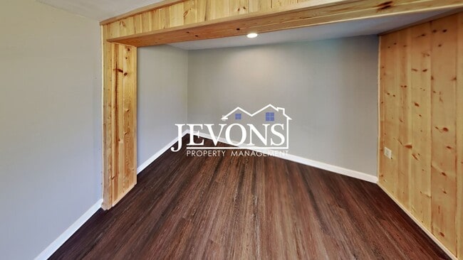 Building Photo - Near Randall Park - Charming home with two kitchens and washer/dryer included!