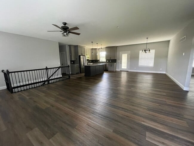 Building Photo - Beautiful 3 Bed / 2 Bath Home with 3-Car G...