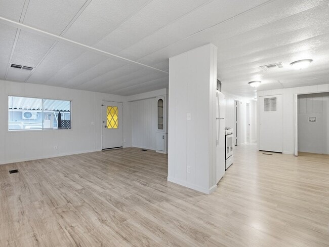 Building Photo - 3 Bedroom 2 Bathroom With community Pool!