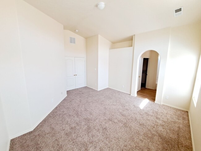 Building Photo - Gorgeous 4-bedroom, 2-bath home featuring ...