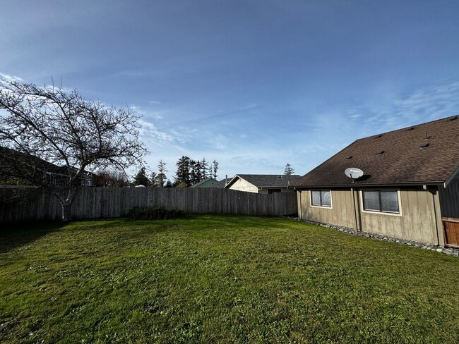 Building Photo - Charming 3 Bedroom 2 Bath home located in Humboldt Hill!