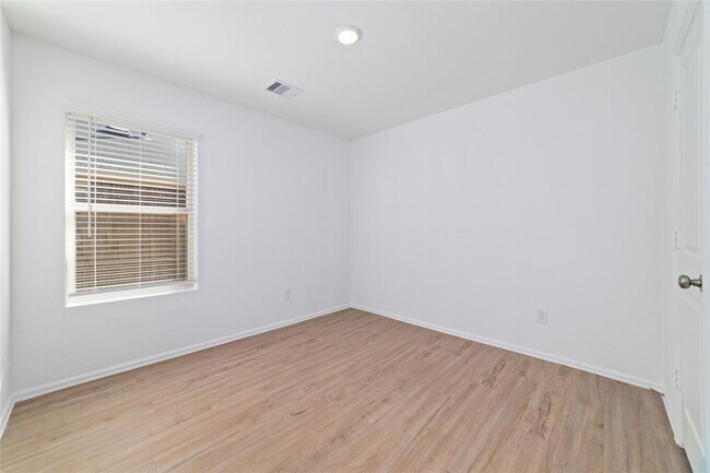Building Photo - 27027 Vis Fld Dr
