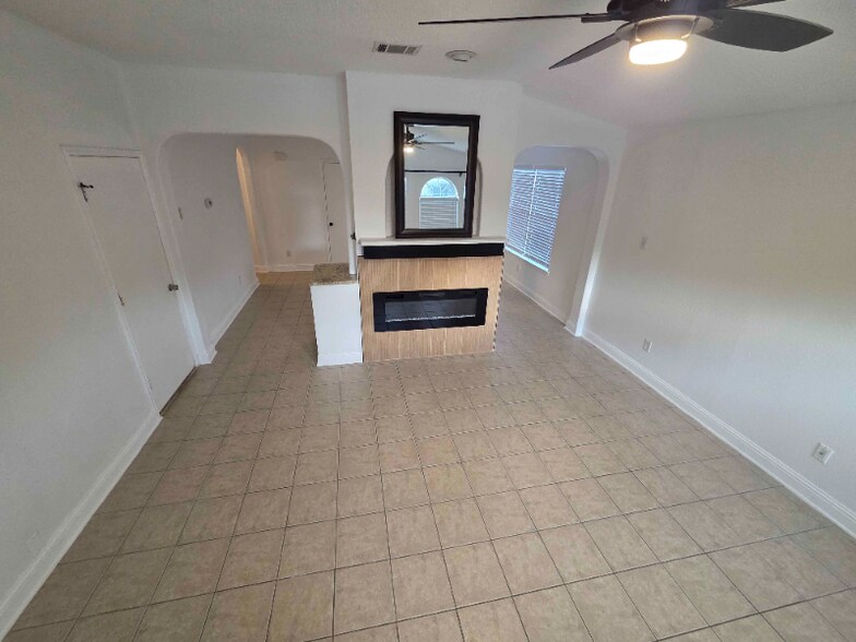 Primary Photo - 1033 Lakeview Ct