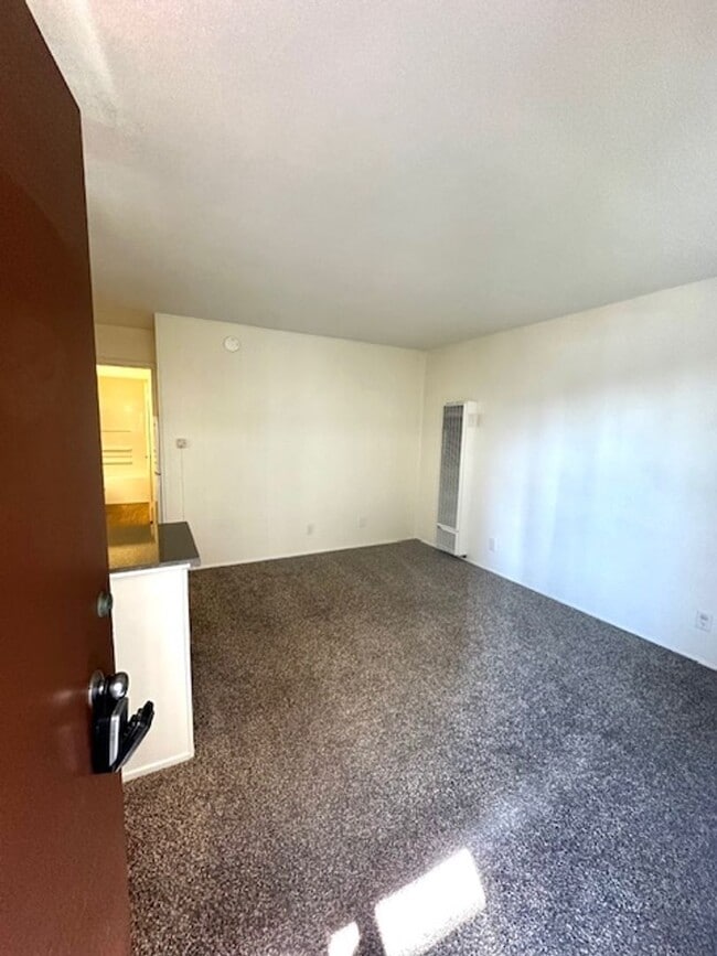 Building Photo - One Bedroom Apartment, Downtown Ventura