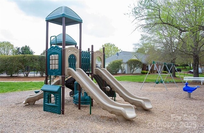 Building Photo - 8425 Hirsch Dr