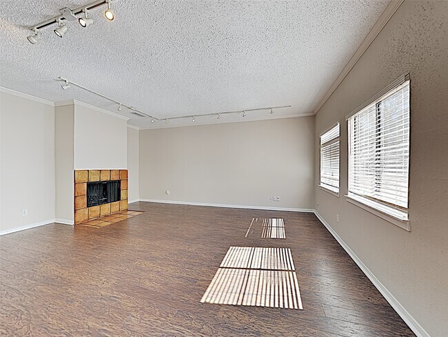 Building Photo - 402 Tuam St