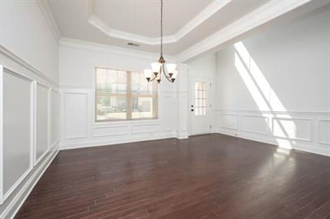 Building Photo - Stunning 4/3 Available Now!