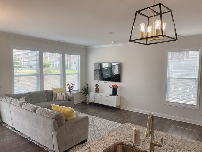 Building Photo - 25 Planters Pl