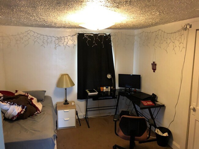 Building Photo - 3 Bedroom Available August 2026;  Monthly ...