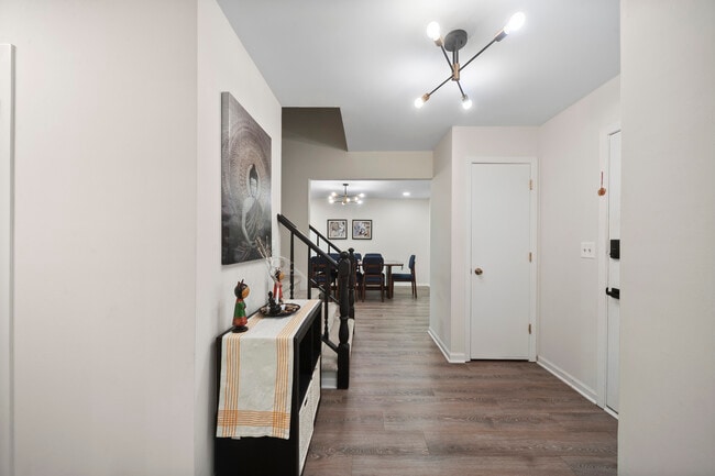 Building Photo - 8 Hampton Ct