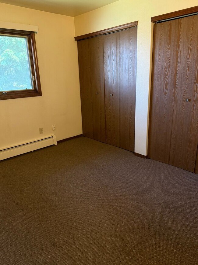 Building Photo - 2BR 1.5BA | Midtown Townhouse Style | Pets...