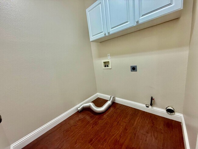 Building Photo - Beautiful home near Woodcreek high school
