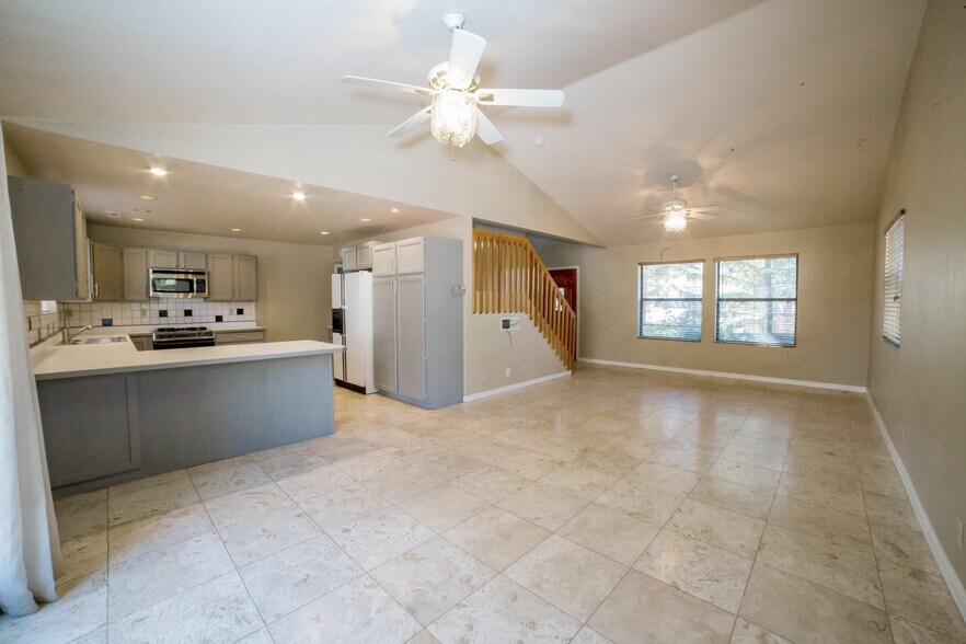 Building Photo - 2562 N Fox Run Dr