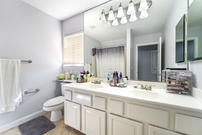 Building Photo - Luxury Living in Guard-Gated Royal Highlands!