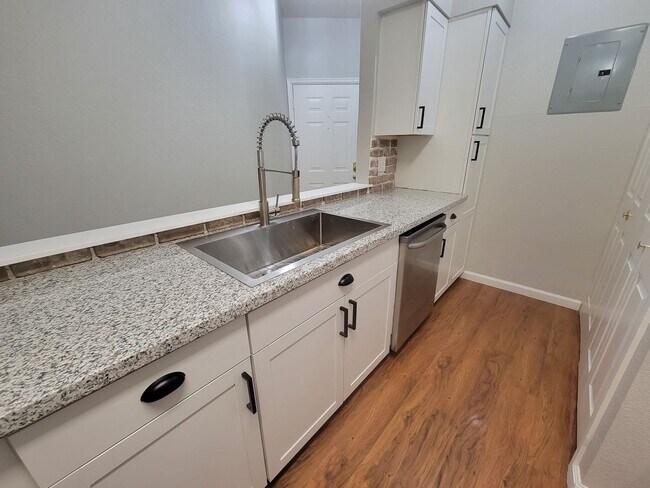 Building Photo - Fabulous Remodeled 2 bedroom , 2 bath Remodeled Condo in Country Club Greens