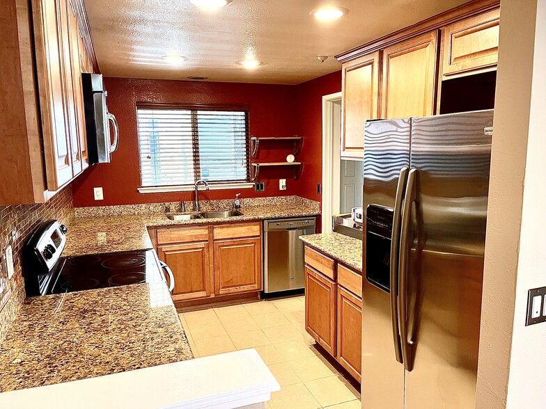 Building Photo - 2625 Oak Rd