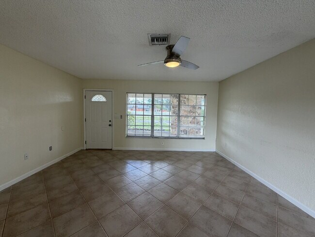 Building Photo - "Charming 3-Bedroom with 2 Full Baths in North Port"