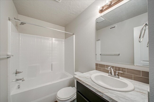 Building Photo - Cute Townhome in SW Boise
