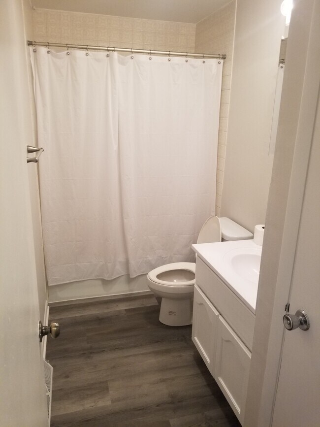 Building Photo - 534 E 17th St