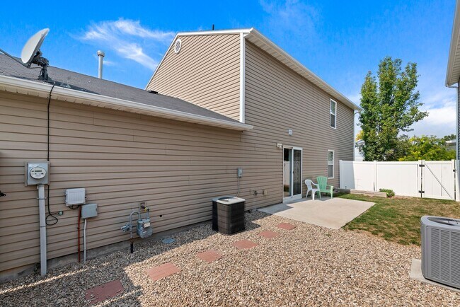 Building Photo - Very Clean 3 Bedroom Home with Community Pool _ Pet Friendly!