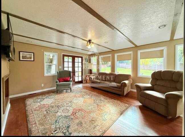 Building Photo - Beautiful Millcreek Home!