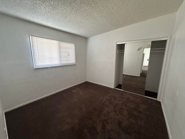 Building Photo - Adorable Apartment