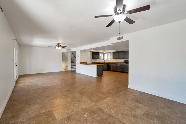 Building Photo - Amazing Tri-level close to ASU with Pool