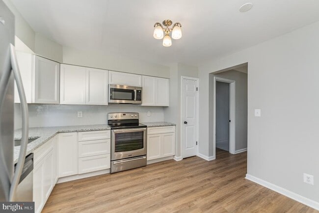 Building Photo - 825 Chesney Ln