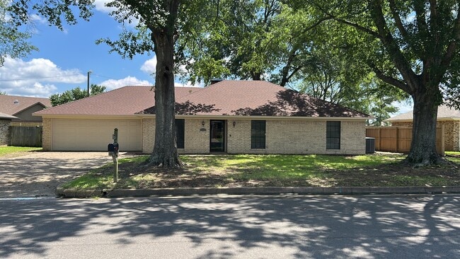 Building Photo - 1412 Woodbridge Dr