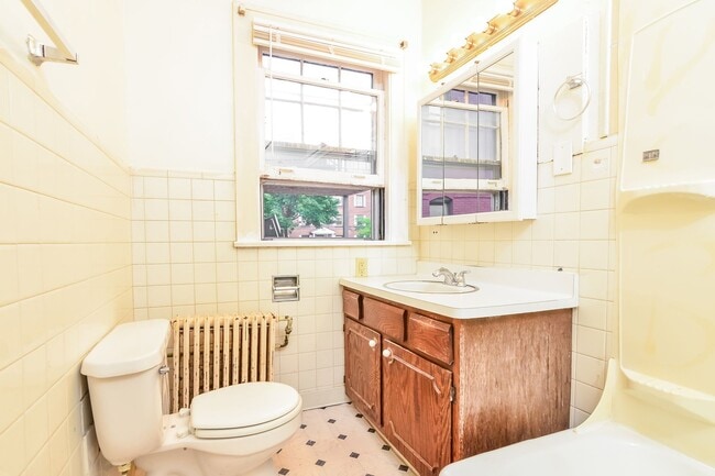 Building Photo - 509 6th St SE