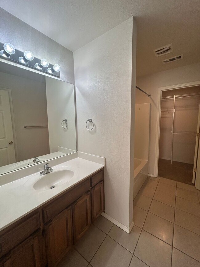 Building Photo - 3005 SW Amberwood Ave