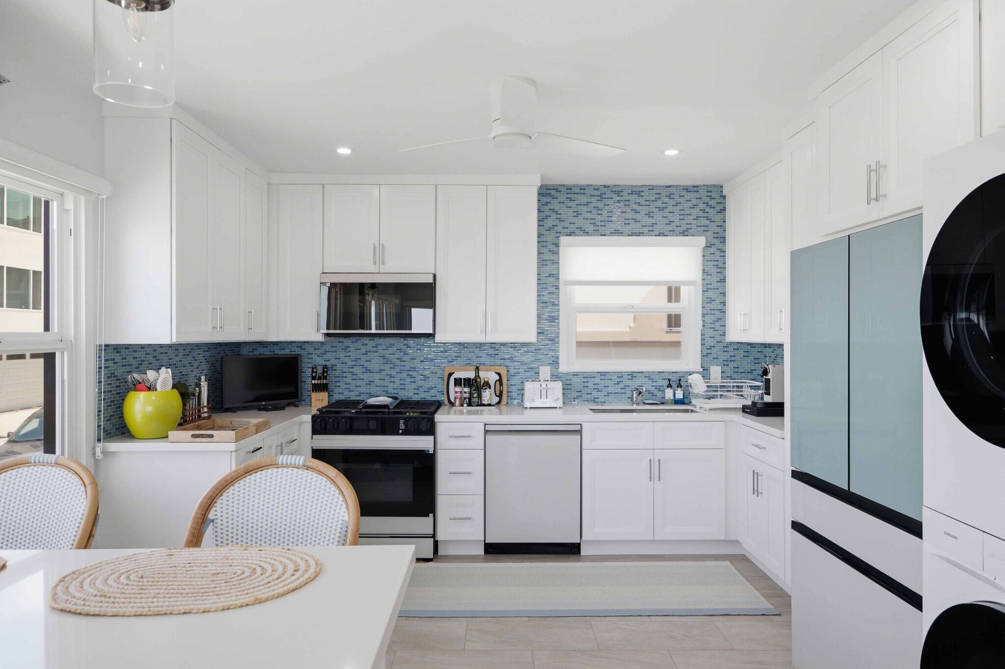 Building Photo - 2221 Bayview Dr