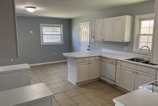 Building Photo - **This is a Furnished Room for Rent to college students**  ~~DO NOT APPLY IF YOU'RE NOT A STUDENT...