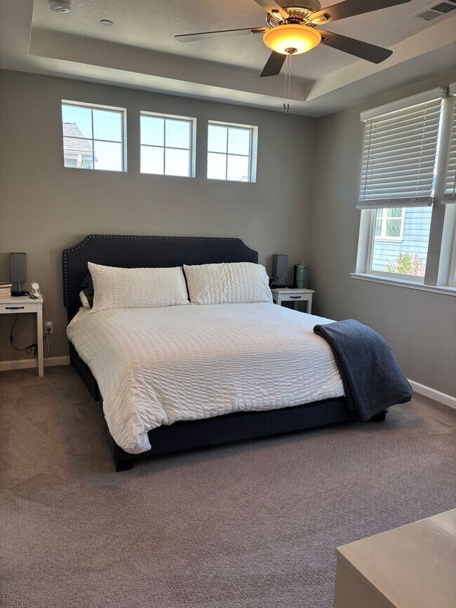 Building Photo - Newer 4 bedroom 2.5 bathrooms Available May 16th