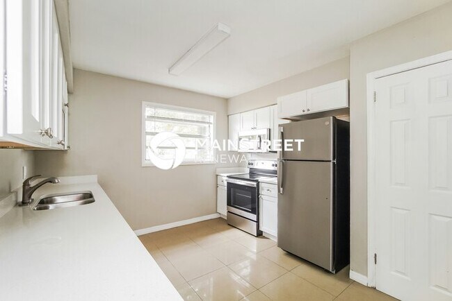 Building Photo - 3 Bedroom Pet-Friendly Home in Orlando, FL with Main Street Renewal