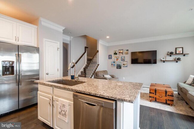 Building Photo - 22567 Naugatuck Square