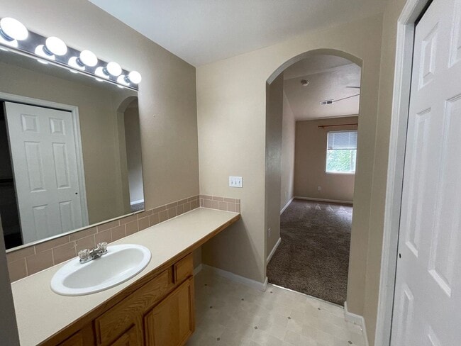 Building Photo - Wonderful Townhome